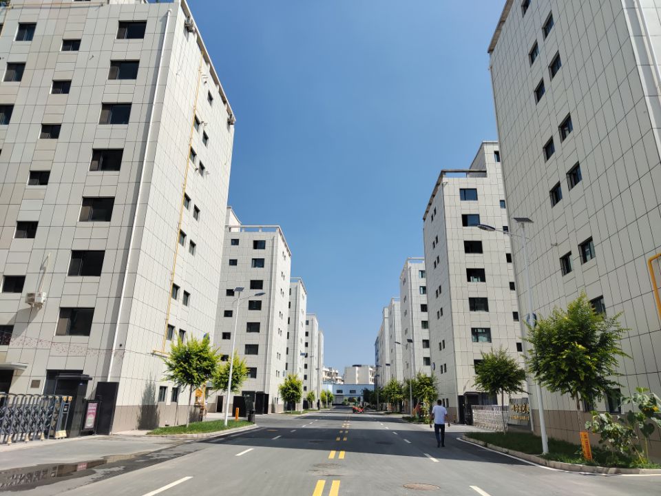 CCTV2財經頻道報道，蘭州樹屏產業園區建立了完善的牛肉面生產線，不僅促進了地方經濟發展，還為牛肉面產業探索了新的機遇