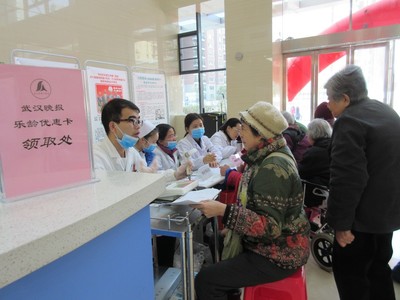 樂齡同行，健康相伴——市六醫院攜手晚報俱樂部為老人送上冬日暖陽